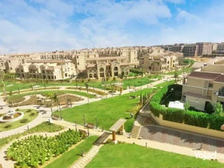 شقة ارضي بحديقة في كومباوند معادي فيو بالشروق