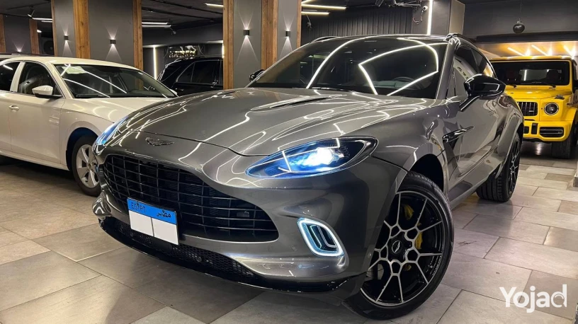 aston-martin-dbx-big-12