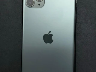 للبيع Iphone 11 pro max حالة ممتازة اللون midnight green م