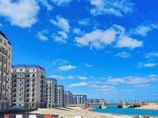 شقة للبيع بالحي اللاتيني العلمين الجديدة بمقدم ٣٥٠ ألف فقط