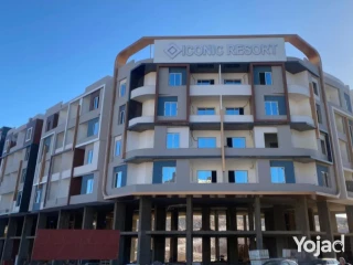 شقة غرفة وصالة 73 متر Street view ب ICONIC RESORT بالهضبة