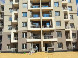شقه للبيع ارضي بجاردن كبير
