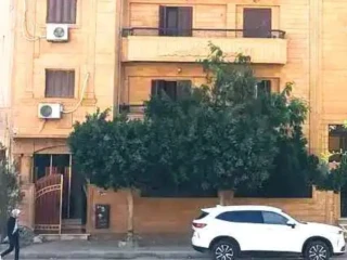 منزل للبيع العبور الحي الاول محلية ٦ ارضي ٣ أدوار وروف ١٨٠ م