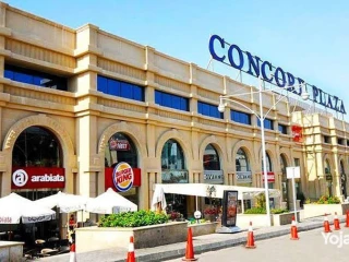 موقع متميز على شارع التسعين مباشرة بجوار الجامعة الامريكية