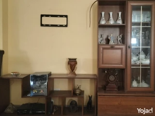 مكتبة وطاولة تليفزيون