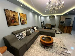 شقه فى كمبوند اذاد بجوار الجامعة الأمريكية