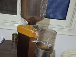 مطحنه اسبريسو قهوه ايطالي اصليه للبيع ممتازه جدا بدون غطاء