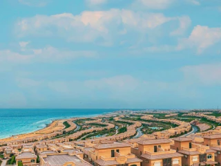 شاليه علي البحر مساحة 130 متر للبيع في قرية Tealal السخنة