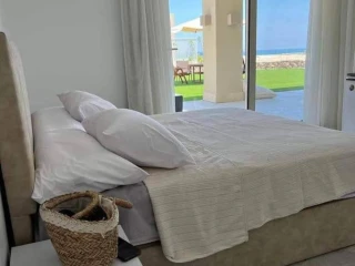شاليه علي البحر للبيع في قرية Cali Coast بمقدم 900 الف