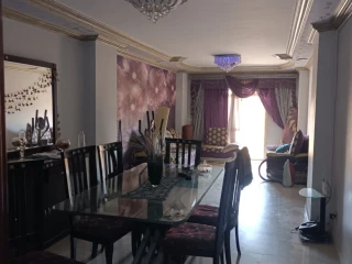 شقة للبيع واجهه دور سادس شارع العشرين حداءق الاهرام