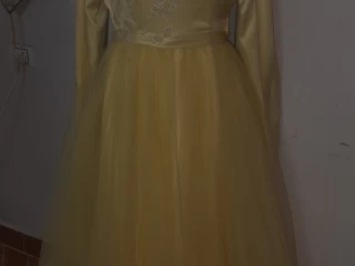 فستان سواريه اصفر بموديل كلوش واسع و اكمام واسعه